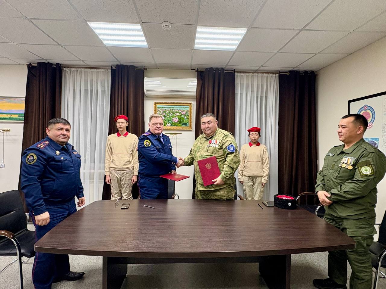 Интернет газета Степные вести Новости В Калмыкии Юнармия будет сотрудничать со следователями Следственное управление СК России по Калмыкии и реготделение Юнармии заключили соглашение о взаимодействии Документ подписали руководители ведомств Константин Антохов и Чимид Джангаев Стороны будут сотрудничать по вопросам укрепления правовой культуры и патриотического воспитания подрастающего поколения Важным направлениям станет профилактика правонарушений среди несовершеннолетних У вас есть новость которой вы хотите поделиться Расскажите нам Stepnyevesti bot Подписаться на stepnyevesti Калмыкия Калмыкия Элиста регион08 Степные вести c источник