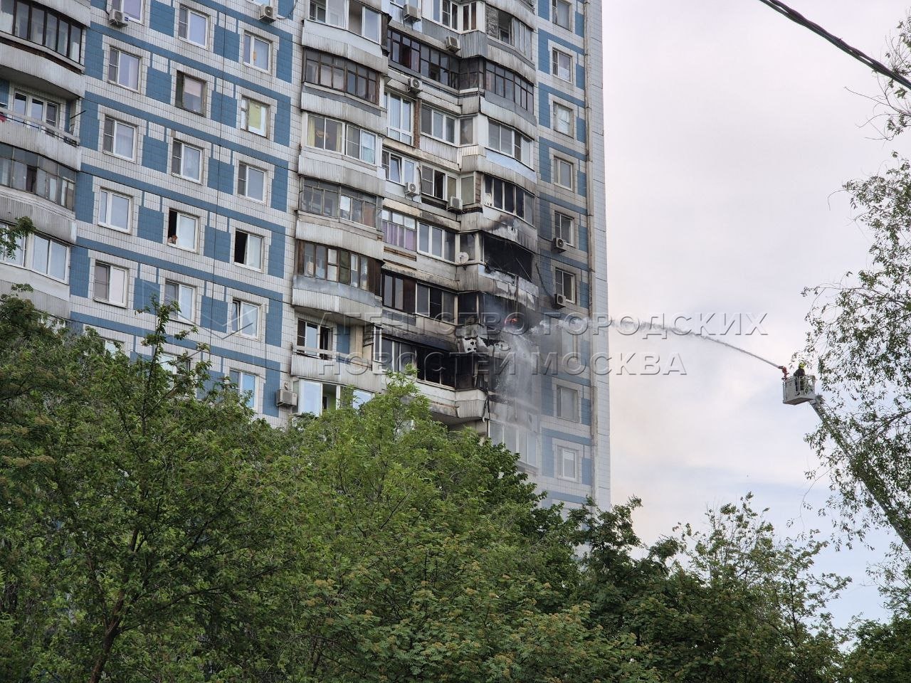 В многоэтажке в Гурьевском проезде горят балконы 5 квартир, пожарные продолжают борьбу с огнем. О пострадавших информации не поступало. Upd. К этой минуте пожар локализован. «Москва»
