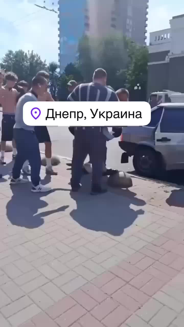 В Днепре жители защитили человека от призывников