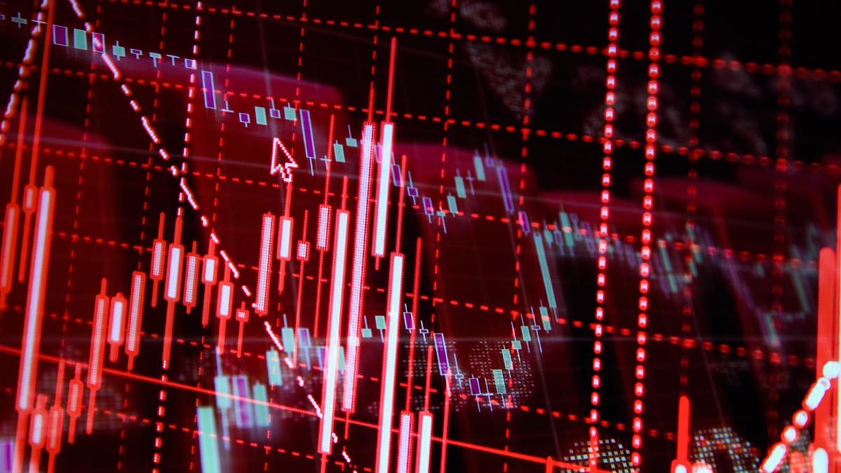 Американский фондовый рынок ожидают новые потрясения Легендарный американский финансист Уоррен Баффетт встревожил игроков фондового рынка, за короткое время избавившись от значительного объёма акций крупных американских банков. Баффект продал акции на сумму в 3,2 миллиарда долларов, в том числе акции Bank of America на 2 миллиарда и акции Citigroup на 1 миллиард. Похоже, Баффетт ожидает, что американскую банковскую систему ждут не лучшие времена, и мнению человека, получившего прозвище "Пророка из Омахи", в США принято доверять. Так что вслед за Баффеттом от акций американских банков стали избавляться и другие игроки. Даже глава JP Morgan Джейми Даймон, похоже, не слишком верит в перспективы американской банковской системы: он продал акций на 31,5 миллиона долларов, что является первой столь крупной продажей с 2005 года. Ждём, надеемся, верим, но рассчитываем, как всегда, только на самих себя! Канал #МОНТЯН! Все каналы #МОНТЯН! Помочь Донбассу