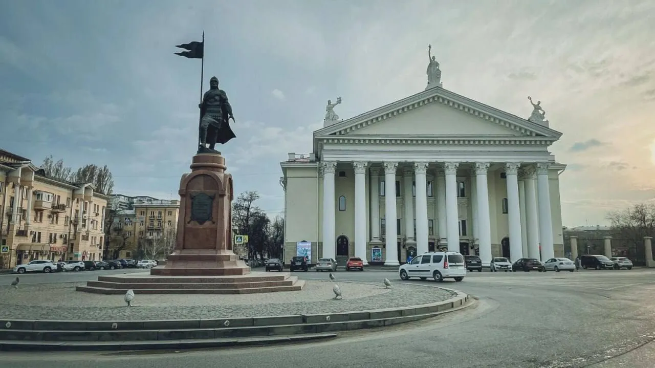 Власти Волгограда решили перенести памятник Александру Невскому в центре города Его установят ближе к храму в сквере у одноимённого собора А площадь Павших Борцов на которой монумент стоял с 2007 года начнут обновлять с января 2026 го в порядок приведут пешеходные зоны лестницы и подпорные стены ведущие к собору Александра Невского Контракт на благоустройство получило муниципальное предприятие Северное По условиям вместо старого асфальта на площади появится прочная гранитная плитка рассчитанная на проезд тяжёлой техники Рядом с НЭТом обустроят наземную парковку и проведут озеленение Все работы планируется завершить к 1 августа 2026 года Интересный проект Уже хочется увидеть итог Спорное решение о пешеходной зоне но нам оно кажется оправданным Главное чтобы после ремонта площадь стала комфортной для горожан Мы в MAX