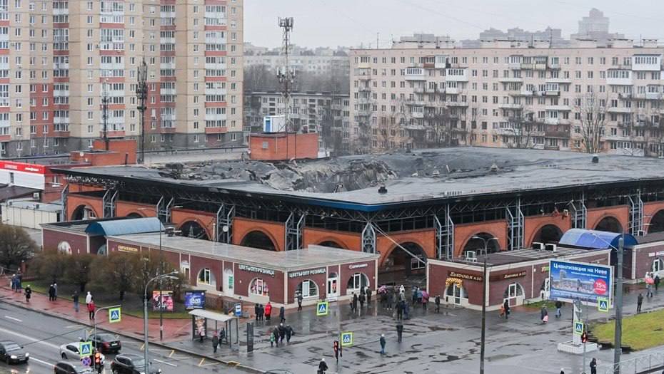 На Правобережном рынке нашли вторую жертву пожара Сегодня в ходе разбора завалов сгоревшего рынка в Невском районе был найден труп Он сильно обгорел поэтому личность предстоит установить экспертам Ранее родственники искали женщину которая могла быть на рынке во время пожара и после него пропала без вести Напомним Правобережный рынок сгорел 10 декабря Тогда было известно о погибшей 70 летней женщине ещё двое пострадавших попали в больницу Возбуждено уголовное дело по статье об оказании услуг не отвечающих требованиям безопасности фигурантом которого стал директор рынка Сергей Гаврилов Его поместили под домашний арест МЧС считает что причиной пожара мог стать аварийный режим работы электрооборудования или электросети TodaySPb Новости GradSPb Места СПб