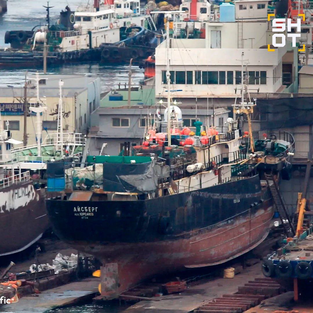 Пожар произошëл на судне с российскими моряками в Японском море. 17 человек были вынуждены спасаться на двух плотах, позже их спасли. Как стало известно SHOT, возгорание началось примерно в 6:40 утра по местному времени на рыболовной шхуне "Айсберг" примерно в 250 милях к югу от Владивостока. Судно следовало в Южную Корею, после начавшегося пожара подало сигнал бедствия, экипажу из 17 россиян пришлось покинуть борт на двух плотах. Спустя некоторое время к месту ЧП смог подплыть получивший сигнал транспортный рефрижератор «Остров Ионы», всех моряков смогли поднять на его борт. Предварительно, никто не пострадал, сейчас все плывут в порт города Пусан. Известно, что загоревшийся корабль зарегистрирован в порту Корсаков и принадлежит компании «ДВ-флот». На данный момент загоревшееся судно держится на плаву, его дальнейшую судьбу решит судовладелец. По факту ЧП будет проведена проверка.