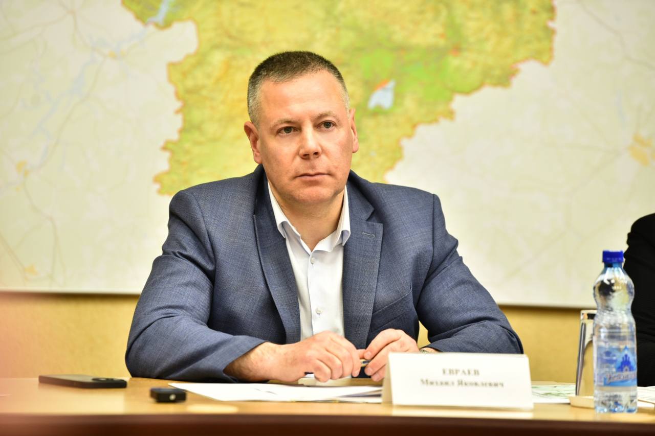 Ярославская область занимает лидирующие позиции по внедрению искусственного интеллекта в здравоохранении. Использование новых цифровых технологий обсудили сегодня с участниками профильного Координационного совета главных внештатных специалистов минздрава региона. К единой информационной системе подключено уже 50 организаций, создано более 10 тысяч автоматизированных рабочих мест. У больниц и поликлиник есть доступ к центральному архиву медицинских изображений. Активно внедряется искусственный интеллект для диагностических исследований. Сервисы не заменяют врачей, но существенно облегчают им работу, ускоряют интерпретацию и получение результатов, повышают качество и удобство медицинской помощи. Однако и специалистам необходимо повышать уровень компьютерной грамотности. Для этого организовано масштабное обучение медперсонала. И контроль за его прохождением должен быть самым пристальным, а меры за халатное отношение – ощутимыми. Диспансеризация – еще один действенный инструмент своевременной диагностики. Регулярные плановые осмотры позволяют выявлять заболевания на ранней стадии и использовать меры профилактики. Более 230 тысяч жителей региона уже прошли приемы специалистов. Свыше 28 тысяч получили электронные сертификаты номиналом 1000 рублей. Его можно направить на получение платных услуг, что дает медучреждениям дополнительные возможности для развития. Однако не во всех муниципалитетах работа по диспансеризации налажена в должном объеме. Есть города и округа, где процент обследованных недостаточный, выявляемость заболеваний низкая. Для нас это сигнал, что пациентам там уделяется недостаточно внимания. Поручил проанализировать показатели за будущие периоды и сделать по итогам организационно-кадровые выводы. Также поставил задачу проанализировать транспортное сообщение в округах, чтобы жители могли без проблем добираться до районных больниц и поликлиник, которые войдут в состав объединенных комплексов, и после приема возвращаться домой. Это и вопрос удобства, и показатель доступности медицинской помощи.