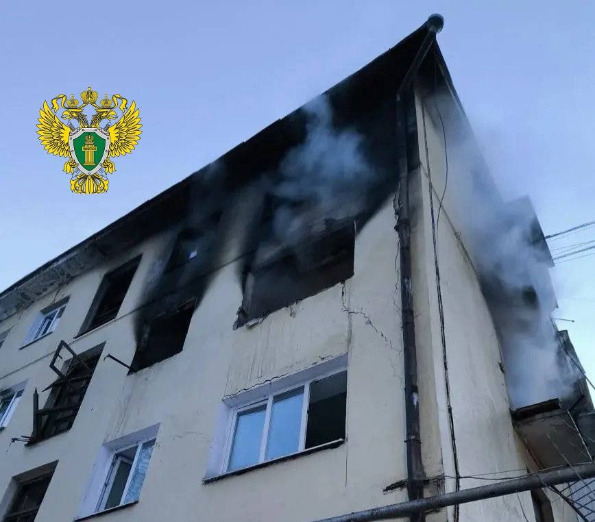 Взрыв газа в Первоуральске привел к пожару в трех квартирах жилого дома В Первоуральске произошел взрыв бытового газа в квартире четырехэтажного жилого дома после чего начался пожар охвативший три квартиры По предварительным данным пострадал один человек Пожарным удалось спасти двоих жильцов еще пять человек самостоятельно эвакуировались из здания На месте происшествия работают 16 сотрудников экстренных служб и шесть единиц техники Обстоятельства взрыва и точное количество пострадавших уточняются На данный момент открытое горение на площади 35 квадратных метров удалось потушить силами МЧС Обновлено Хозяйку квартиры в которой взорвался газ госпитализировали с ожогами средней тяжести Подробнее по ссылке   clck ru 3R9CRn МЧС России