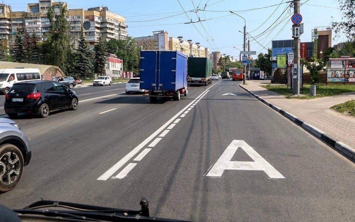 Две новые выделенные полосы для автобусов появятся на улице Ванеева и проспекте Ленина в этом году.  В будущем новые «выделенки» могут появиться и на других улицах города. Сейчас этот вопрос находится на рассмотрении специалистов мэрии.  Подпишись \ Предложи новость