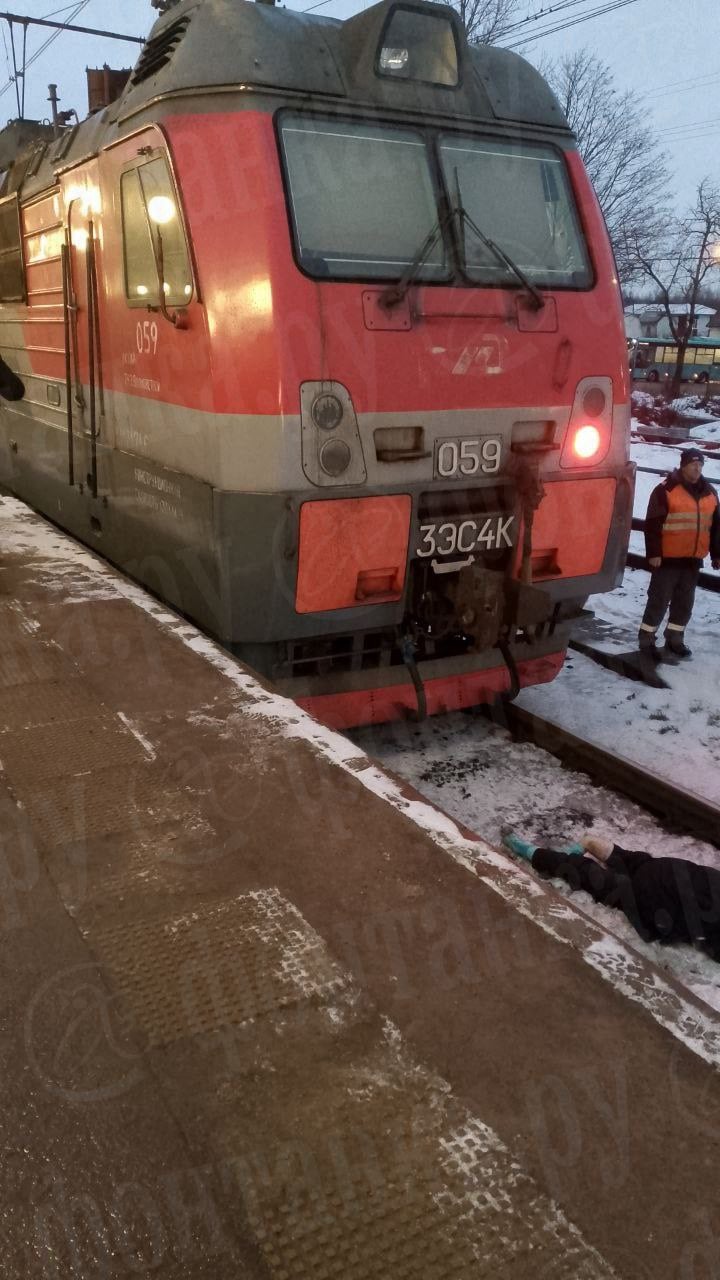 Поезд насмерть сбил пешехода неподалеку от Царского села. Из-за инцидента составы следуют с задержкой на полчаса.  Как сообщили в пресс-службе Октябрьской железной дороги, пешеход вышел на пути перед приближающимся поездом и получил тяжелейшие травмы.     Читатель «Фонтанки»