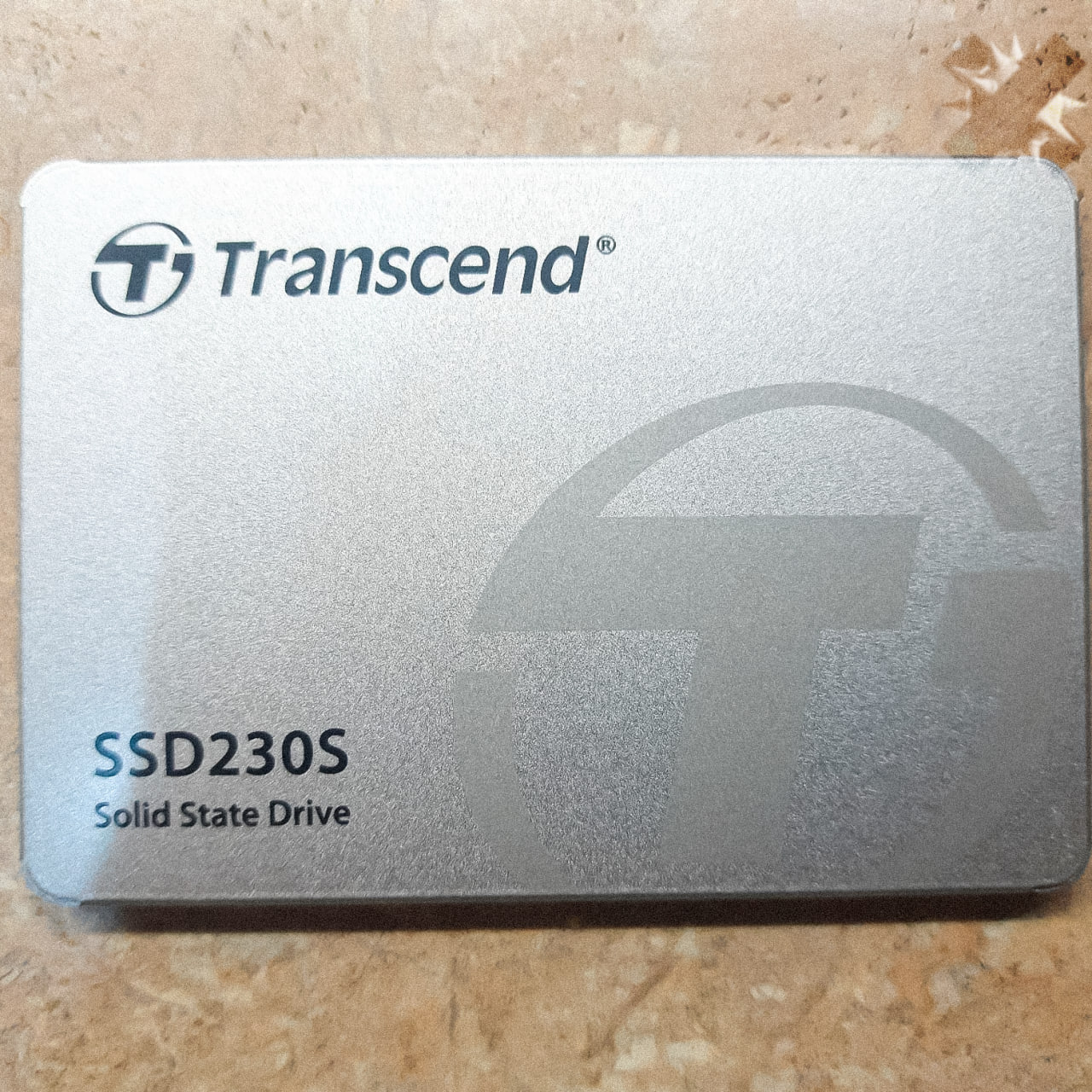 Прощаемся с SSD Transcend ставит производство на паузу У Transcend всё встало потому что с октября компания не получает чипы NAND от Samsung и SanDisk те перекинули мощности на удовлетворение спроса ИИ гигантов В итоге с 7 ноября выпуск и поставки SSD приостановлены об этом говорится в письме разосланном клиентам СМИ А тем временем Micron также закрыл историю с Crucial прекратив выпуск ОЗУ и SSD под этим брендом   ну хоть честно объяснили что происходит дальше что флешки НМШ