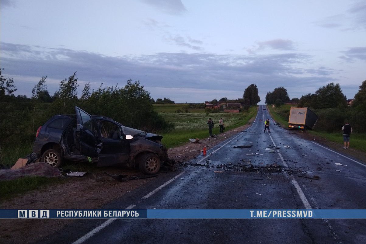 ДТП на Витебщине: двое погибших Сегодня около 21 часа на 278 км автодороги "Кричев-Орша-Лепель", по предварительной информации, 25-летний водитель Opel выехал на полосу встречного движения, где совершил лобовое столкновение с грузиком DAF под управлением 29-летнего мужчины. Водитель и 23-летний пассажир легкового авто погибли.
