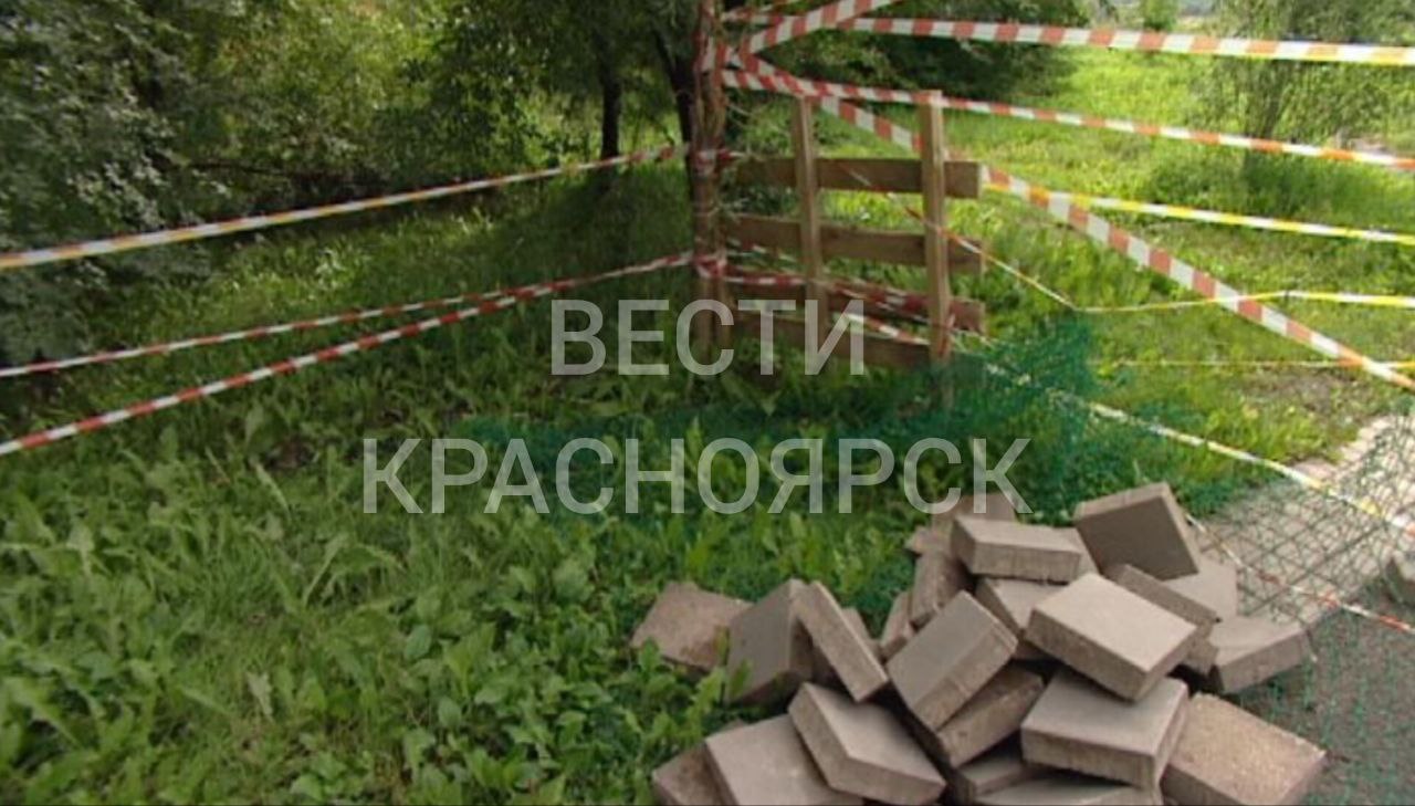Красноярцы продолжают пожинать плоды последствий дождей В Советском районе в одном из парков ввели режим угрозы возникновения ЧС а на тротуаре многострадальной развязки в Центральном прохожие рискуют сломать ногу в темноте Наша съемочная группа посетила хрупкие места подробности смотрите в 21 10 в программе Вести Красноярск vesti krsk