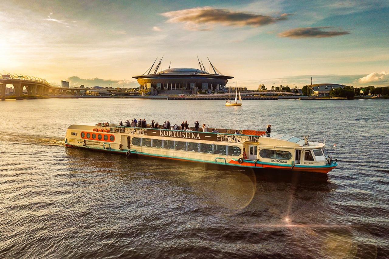 Астра Марин открыла новый водный маршрут между центром Петербурга и Крестовским островом Группа компаний Астра Марин открыла новый транспортно экскурсионный водный маршрут между центром Санкт Петербурга и Крестовским островом Рейсы будут выполняться ежедневно по семь отправлений в каждую сторону сообщили в пресс службе компании  На маршруте будут работать двухпалубные теплоходы рестораны Корюшка и Ряпушка Время в пути составит 1 час   Из центра города теплоходы отправляются от причала Спуск со львами на Адмиралтейской набережной 2 Маршрут проходит под Дворцовым мостом под Тучковым мостом и мостом Бетанкура по Малой Неве Суда входят в акваторию Финского залива под мостом ЗСД через Петровский фарватер огибают западную часть Крестовского острова и по Средней Невке причаливают около 2 го Елагина моста ГК Астра Марин Подпишитесь на Ведомости Северо Запад