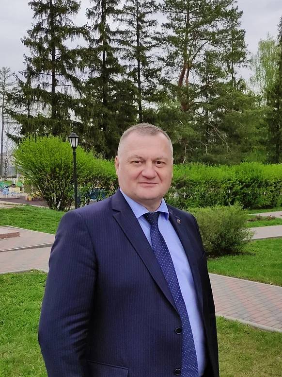 В Самарской области экс глава Волжского района оправдан по делу о халатности Самарский областной суд оправдал бывшего главу администрации Волжского района Евгения Макридина по делу о гибели женщины после нападения бездомных собак Решение опубликовано на сайте инстанции С Макридина сняты обвинения в халатности по ч 2 ст 293 УК РФ Ранее Октябрьский районный суд Самары приговорил бывшего главу района к полутора годам принудительных работ с удержанием 10 зарплаты в пользу государства Суд и следствие выяснили что с 2020 по 2021 год Макридин знал о жалобах на укусы собак но не организовал отлов животных 19 мая 2021 года стая бездомных животных атаковала женщину 1956 года рождения которая позже скончалась в больнице Перед этим Шестой кассационный суд отменил решение об изъятии земель у Евгения Макридина полученных им в 2003 2004 годах В результате нового апелляционного рассмотрения экс чиновник лишился указанных участков kommersant volga