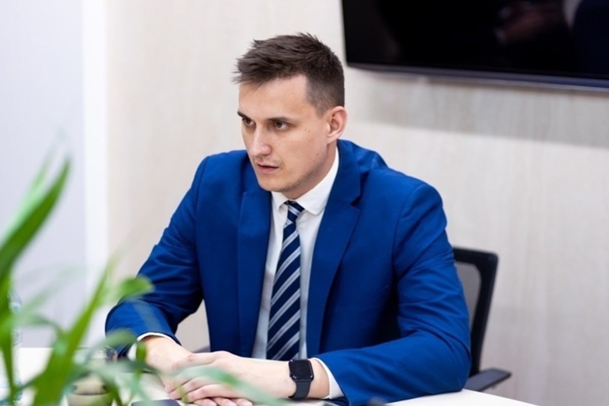 Инвестор «Черноморца» Сергей Шишкарев обвинил гендиректора клуба в желании сыграть договорной матч с «Сочи» в последнем туре Первой Лиги. По словам Шишкарева на фото снизу , Максим Пономарёв попытался манипулировать результатом в последнем туре». Как утверждает инвестор, гендир общался на эту тему с тренером Олегом Василенко и лидерами команды. Какой-то рациональной футбольной логики я в этом не вижу. Это произошло в тяжёлый для команды момент, когда парни уже догадывались, что не сыграют в стыковых матчах. В итоге им предлагают поступить не по-спортивному — для меня это за гранью. Я считаю это подлостью и предательством — Сергей Шишкарев. Также он сообщил, что отказывается финансировать клуб и вести какие-либо дела с Пономаревым. Кроме того, Шишкарев раскритиковал городскую администрацию и управляющих клуба из-за того, что те не смогли решить проблему лицензирования стадиона. Интересно, что в «Сочи» были против того, чтобы предоставлять домашний стадион «Фишт» «Черноморцу» на следующий сезон 25/26. Если бы клубу из Новороссийска удалось его заявить, то он мог бы попасть в РПЛ. Кстати, в последнем матче Первой Лиги «Черноморец» победил «Сочи» со счетом 2:1. Подписывайтесь, это Sport Baza