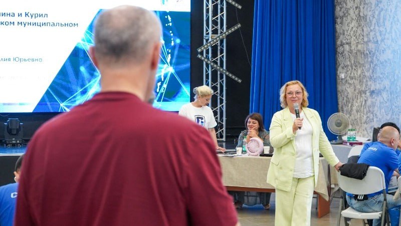 «Герои Сахалина и Курил» поучаствовали в выездной сессии в Корсакове На встрече с военнослужащими мэры поделились успешными практиками воплощения социальных и управленческих проектов в своих районах. Мэр Наталия Куприна отметила, что такой диалог поможет будущим управленцам посмотреть на структуру власти изнутри. Последующую дискуссию посвятили реализации программы «Забота.Защита.Уважение». Для этого проекта важна обратная связь от населения, поэтому сахалинцев анкетируют. По результатам опросов совершенствуют работу сервисов. Стратегическая сессия с ветеранами СВО носила название «Основные вопросы развития системы муниципального управления. Образ будущего». «Герои Сахалина и Курил» и мэры разделились на восемь рабочих групп, общими силами решали актуальные управленческие задачи. Участник проекта Александр Пашук рассказал, что обучение позволило ему с другого ракурса посмотреть на систему местного самоуправления. Встреча дала будущим госслужащим понимание, насколько сложным может быть принятие важных для районов решений. Региональную кадровую программу реализуют по инициативе губернатора Валерия Лимаренко. Ее лучшие участники пройдут в федеральный проект «Время героев», инициированный президентом Путиным. ——— : Прислать нам новость: