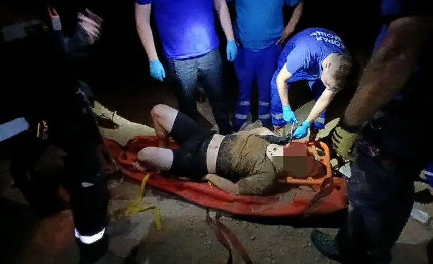 В Казачьей бухте мужчина упал с обрыва высотой около 13 метров  Он получил серьёзные травмы — перелом руки и тупую травму живота.  Спасатели при помощи специального альпинистского снаряжения подняли пострадавшего и передали медикам.    ForPost