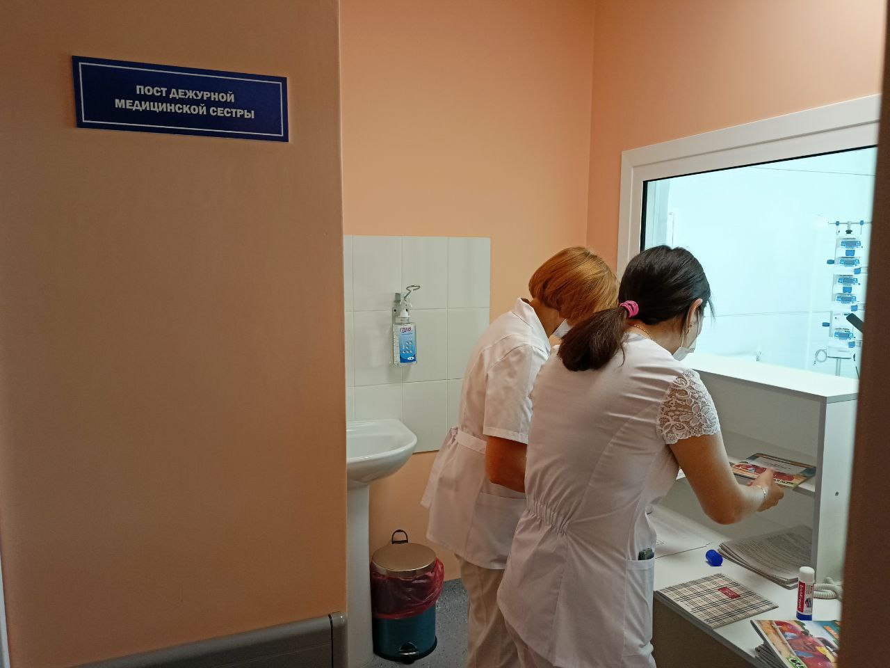 В Волгоградской области медсестрам заплатят миллион при устройстве на работу в госучреждения Губернатор Андрей Бочаров принял решение о введении новой меры господдержки для медработников среднего звена. Из-за острого дефицита кадров в здравоохранении медсестры, фельдшеры и другие специалисты со средним образованием, востребованные в больницах, поликлиниках и ФАПах, получат миллион при устройстве на работу в госучреждения. Это разовая выплата, на которую могут рассчитывать те, кто приедет к нам работать из других регионов или негосударственных клиник. Одно условие – специалист обязан будет отработать здесь не менее 5 лет. Подробности.
