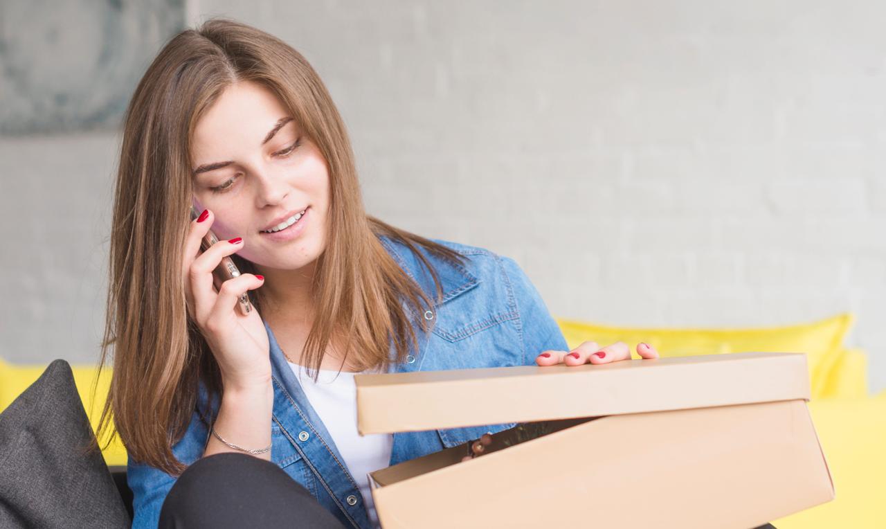 Мошенники обновили схему обмана с фейковыми посылками Речь идет о мошеннической схеме когда жертву просят продиктовать код чтобы якобы получить посылку от курьера Аферисты обновили схему Теперь они утверждают что отправителем посылки является якобы родственник жертвы Чтобы убедить жертву в том что отправитель посылки является ее родственником преступники называют настоящие имена и другие персональные данные близких Цель злоумышленников все та же выманить код из смс чтобы заполучить доступ к личным данным а затем украсть деньги  Будьте бдительны   Подписаться на нас Telegram I MAX Прислать нам новость Sakhonlinebot