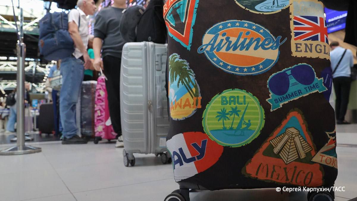 Прибытие девяти рейсов задерживается в новосибирском аэропорту Толмачево следует из данных онлайн табло Задерживаются самолеты из Саратова Якутска Иркутска Нерюнгри 2 Мирного Магадана Красноярска Дубая Отставание от графика от нескольких минут до нескольких часов Источник ТАСС