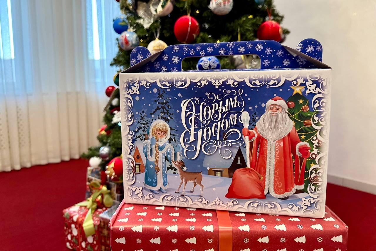 Адыгея направила новогодние подарки детям подшефных территорий Херсонской области Приближается самый волшебный праздник Новый год время чудес и исполнения желаний особенно для детей   В подшефные муниципалитеты Херсонской области Генический Новотроицкий Ивановский и Нижнесерогозский уже отправлены новогодние подарки от Адыгеи Для детей подготовлено 10 200 сладких наборов которые помогут создать праздничное настроение Мы сделаем всё возможное чтобы жизнь наших детей была наполнена радостью яркими впечатлениями чтобы у ребят были все условия для реализации своих способностей отметил глава Республики Адыгея Мурат Кумпилов