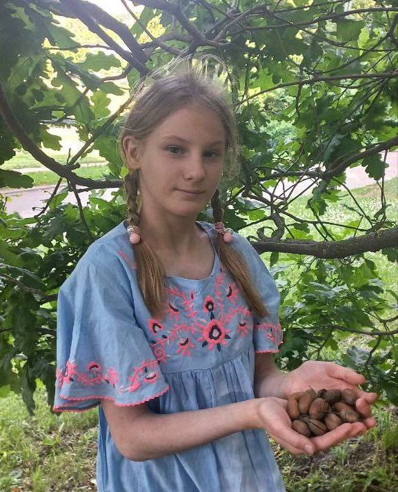 14-летняя девочка пропала в Улан-Удэ Сотрудники полиции разыскивают 14-летнюю Дарью Хлыбову. Сегодня, предположительно ночью, девочка ушла из дома в районе остановки «Республиканский бизнес-инкубатор» и до настоящего времени не вернулась. Приметы: европейской внешности, на вид 12 лет, худощавого телосложения, рост 150 сантиметров, волосы светло-русые, стрижка каре, глаза голубые. Была одета: предположительно, летнее платье песочного цвета в цветочек, розовые спортивные штаны, светло-розовые кроссовки. Ранее не уходила. При наличии информации о разыскиваемой или её местонахождении сообщите по телефонам: 43-02-02, 29-24-20, 89021614705 или 102.