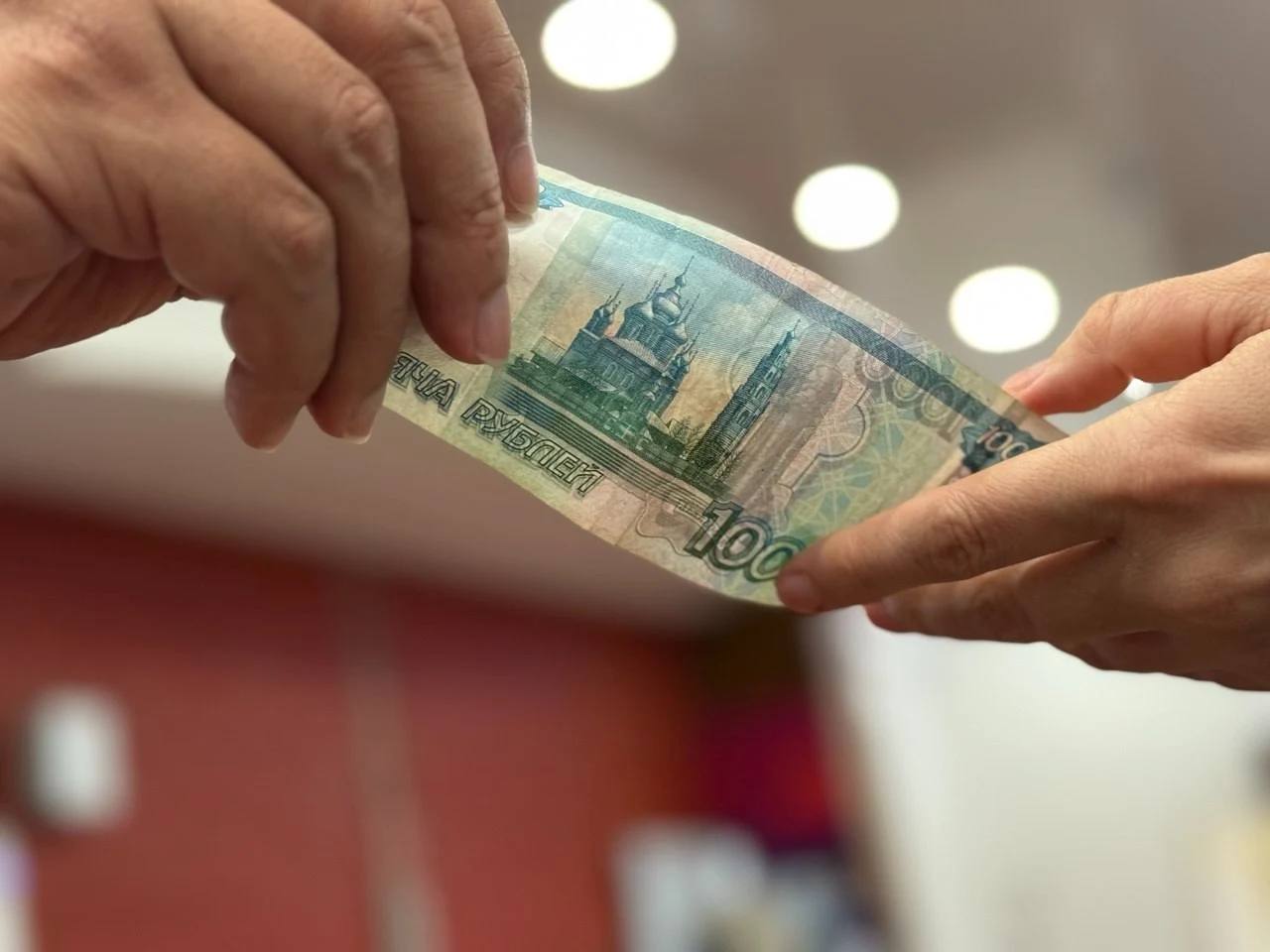 Дагестан вошел в тройку лидеров СКФО по размеру предлагаемых зарплат Дагестан занял третье место в Северо Кавказском федеральном округе по уровню средней предлагаемой заработной платы в декабре 2025 года Согласно исследованию hh ru этот показатель в регионе составил 69 тысяч рублей В целом по СКФО медианная предлагаемая зарплата за год выросла на 10 достигнув 63 4 тысячи рублей в декабре 2025 года против 57 4 тысячи рублей годом ранее Наибольший доход в округе предлагают в транспортной сфере в среднем 153 6 тысячи рублей Высокооплачиваемыми также являются сферы домашнего и обслуживающего персонала 151 тысяча рублей административный персонал 148 тысяч рублей автобизнес 135 тыс рублей и топ менеджмент 122 4 тысячи рублей