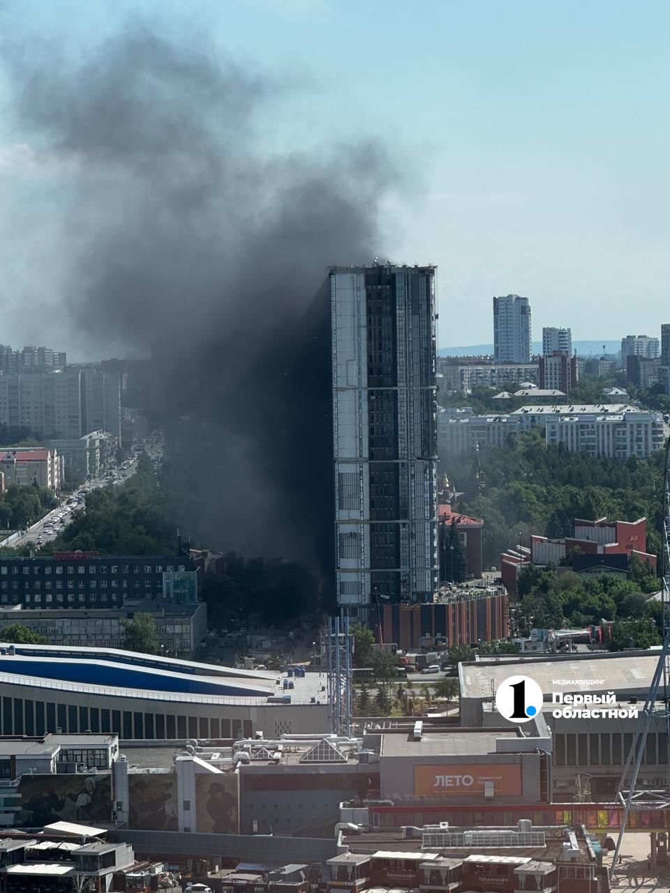 На стройке ЖК «Голос.Сердце города» горит утеплитель. Эпичные кадры сильного пожара шлют наши читатели. / Прислать новость