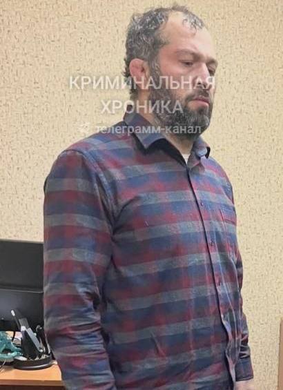 В Кизляре задержали 37-летнего мужчину, который рекламировал интернет-магазин наркотиков.  У подозреваемого обнаружили и изъяли эфедрон, весом 5,7 граммов, и 4,8 граммов СДВ «Прегабалин». Полицейскими установлено, что наркотики он получил в качестве оплаты за проделанную работу, суть которой заключалась в нанесении на стены различных зданий рекламы интернет-магазина, торгующего наркотиками. Ранее неоднократно судим, в том числе и за незаконный оборот наркотиков, разъезжал по городам и районам Дагестана, рисовал незаконные граффити с предложением работы для «закладчиков» и скидывал отчеты куратору. А тот, в свою очередь, присылал местоположение закладки с наркотиками, в качестве благодарности и поощрения.