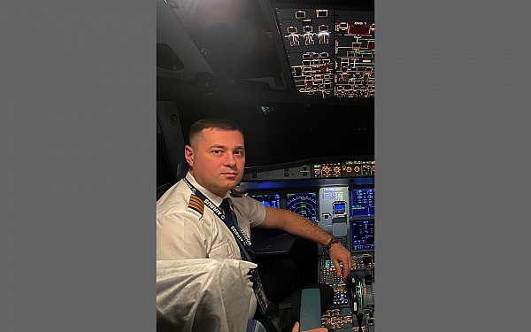 Суд по уголовному делу о посадке Airbus A320 в поле под Новосибирском перенесен в Омск Восьмой кассационный суд общей юрисдикции Кемерово перенес в Омск рассмотрение уголовного дела бывшего командира экипажа самолета авиакомпании Уральские авиалинии Сергея Белова посадившего лайнер на поле в Убинском районе Новосибирской области Об этом сообщает Интерфакс со ссылкой на пресс службу судов общей юрисдикции Новосибирской области Постановлением Восьмого кассационного суда общей юрисдикции от 30 09 3025 ходатайство обвиняемого Белова С В об изменении территориальной подсудности уголовного дела удовлетворено Территориальная подсудность уголовного дела в отношении обвиняемого Белова Сергея изменена дело передано для рассмотрения по существу в Центральный районный суд г Омска говорится в сообщении aviaru net n288250
