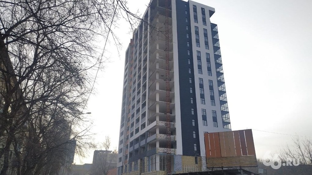 Скандальный недострой продают за полмиллиарда  На торги выставили недостроенный комплекс апартаментов «Бажов House». В объявлении говорится, что объект готов на 68%. В здании 14,5 тысячи «квадратов».   За постройку просят 512 млн рублей. Это по 35 тысяч за квадратный метр. Организаторы торгов считают, что смогут быстро найти покупателей.  Вместе с тем, люди, которые купили жилье в этом доме, все еще не могут добиться компенсаций и выплат. Из-за того, что это нежилой дом, покупателей не могут признать обманутыми дольщиками. Они покупали не квартиры, а апартаменты. Сам застройщик уже давно обанкротился.    Новости из Екатеринбурга