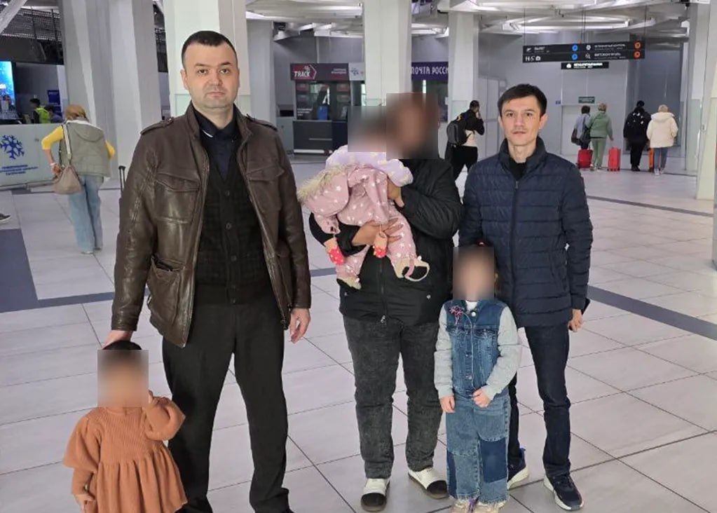 Жительницу Узбекистана с тремя маленькими детьми депортировали домой билеты на самолёт ей купили дипломаты из консульства страны Женщина ранее попала в Центр временного содержания для иностранных граждан а её детей поместили в приют Сотрудники Генконсульства страны помогли семье воссоединиться а также организовали отъезд семьи из Толмачёво на авиарейсе в Ташкент Борт благополучно приземлился в месте назначения