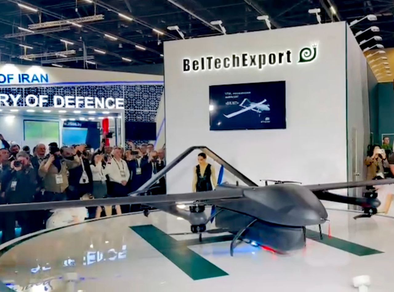 На MILEX-2025 белорусские коллеги представили новейший комплекс "Джульетта" "Джульетта" создана для выполнения спецзадач по поиску и обнаружению целей, а также точечному целеуказанию. Ключевые особенности: вертикальный взлёт и посадка, до 50 кг целевой нагрузки, до 10 часов - в воздухе