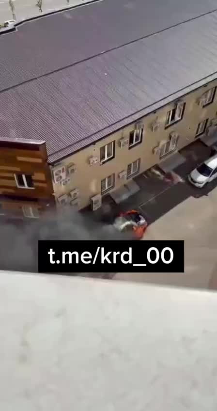 Автомобиль сгорел во дворе многоэтажки на улице Московской в Краснодаре