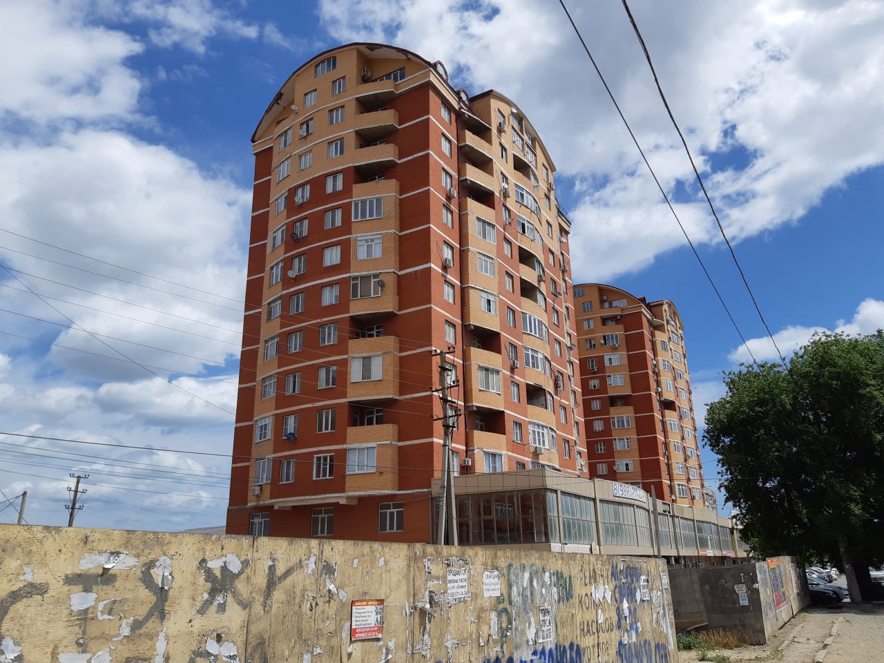 Почти половина строящихся многоэтажек в Дагестане возводятся с нарушениями Об этом заявили в Гильдии строителей СКФО. Так, по данным организации, в республике на стадии строительства находятся 959 многоквартирных домов, 468 из них числятся в реестре построенных с нарушениями законодательства о градостроительной деятельности. Помимо этого, озвучена еще одна неутешительная цифра - доля незавершенного строительства составляет 7-10% от общего числа вводимых в эксплуатацию зданий и сооружений. Однако, несмотря на всеобщее мнение, наибольший по данным 2024 года объём жилищного строительства приходится не на столицу республики, а на город Каспийск. Канал – Экономика Дагестана