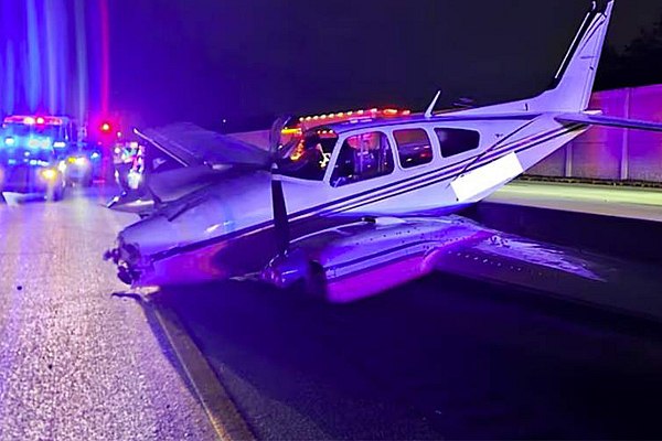 Во Флориде пострадал один человек при посадке самолета на трассу В округе Бревард штат Флорида небольшой самолет совершил посадку на автомагистраль прямо во время вечернего движения В результате борт столкнулся с автомобилем и один человек получил травмы Об этом пишут Известия со ссылкой на телеканал FOX35 Небольшой самолет Beechcraft 55 пытался совершить посадку на шоссе когда столкнулся с Toyota Camry 2023 года сказано в публикации На борту самолета находились двое мужчин 27 лет пилот из Орландо и пассажир из Темпл Террас Никто из них не пострадал aviaru net n290642