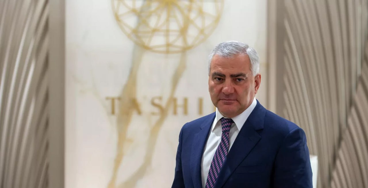 Известного благотворителя и предпринимателя Самвела Карапетяна вновь увозят из дома в изолятор СНБ сообщает ArmLur am ArmLur am стало известно что Апелляционный антикоррупционный суд отменил решение судьи Саркиса Петросяна о применении в отношении Самвела Карапетяна меры пресечения в виде домашнего ареста пишет издание