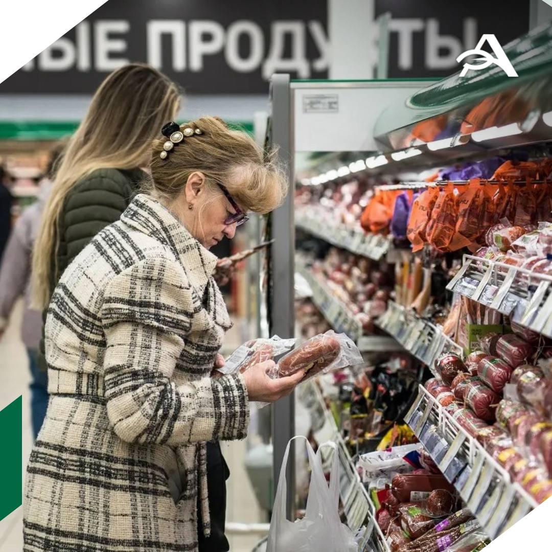 Продуктовые ретейлеры снижают количество новых магазинов Российские ретейлеры начали снижать количество новых магазинов пишет Коммерсантъ со ссылкой на исследование Infoline В январе сентябре открылось на 30 меньше год к году торговых объектов Всего крупнейшие торговые сети в России открыли около 5 3 тыс торговых объектов Общий объем прироста площадей снизился почти на 10 по сравнению с аналогичным периодом прошлого года Это максимальный показатель за последние несколько лет Заметное снижение зафиксировали у Красного белого на 73 3 до 53 7 тыс кв м Ярче на 39 98 до 30 88 тыс кв м Магнита на 23 83 до 341 33 тыс кв м agroexpert Наши каналы