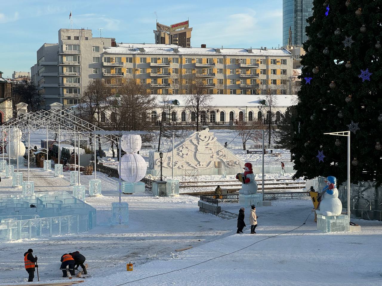 На Плотинке уже построили ледяной лабиринт, две большие входные группы и некоторые ледяные фигуры  Напомним, что ледовый городок открывается 27 декабря.   Новости Екб тут