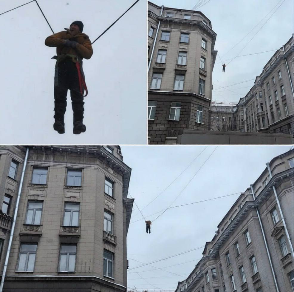 Дворник сорвался с крыши повис на проводах дома на улице Правды Прохожие фотографируют бедолагу и страшно переживают Повисший на проводах работал без страховки сообщают очевидцы На место уже прибыли спасательные службы UPD Сотрудники МЧС спустили дворника с помощью автолестницы TodaySPb   Новости GradSPb   Места СПб