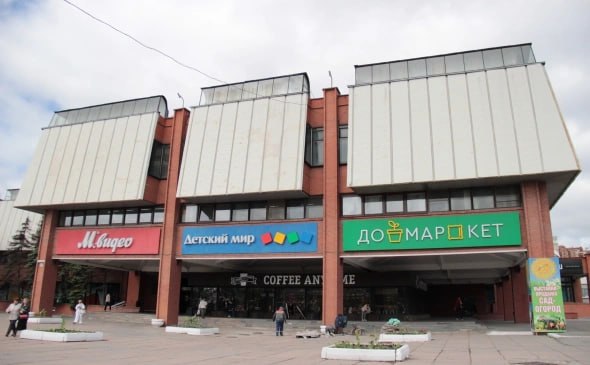 В Омске планируют скорректировать правила установки фасадных вывесок Администрация Омска планирует установить новые требования которыми должны руководствоваться юридические лица и индивидуальные предприниматели при установке фасадных вывесок на зданиях Проект изменений в действующее постановление опубликован на сайте мэрии Согласно документу максимальная высота вывесок на фасадах многоквартирных домов должна быть 0 5 м При этом их длина не должна выходить за пределы помещений которые занимают организации или предприниматели В то же время максимальная высота вывесок на фасадах нежилых зданий 1 м а длина как и в случае с жилыми домами должна соответствовать пределам помещений занимаемых юрлицами и ИП Подробнее в материале РБК Омск