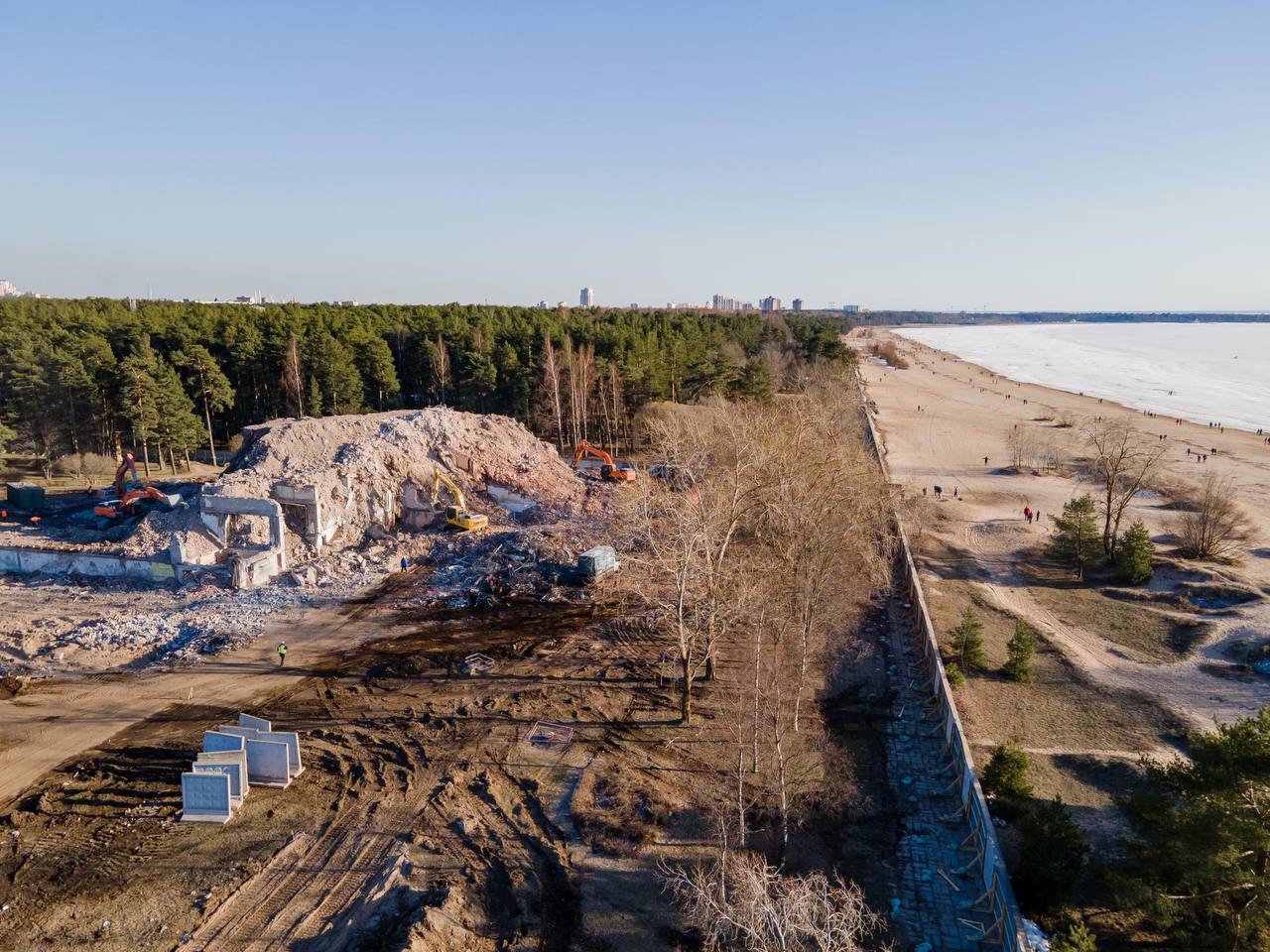 Шесть санаториев планируют открыть в Петербурге и Ленобласти рассказал изданию Ведомости Северо Запад директор департамента стратегического консалтинга Nikoliers Игорь Кокорев В 2026 2028 гг в эксплуатацию введут три объекта нового строительства ещё три будут реконструированными здравницами Одним из объектов станет Северная Ривьера в Зеленогорске Большая часть корпусов санатория построена в 1970 х гг Реновация построенного в 1988 году санатория Белые ночи в Сестрорецке проводится с сентября 2025 года В состав комплекса входят 14 зданий общей площадью 43 6 тыс м2 Ещё один санаторий проходящий реконструкцию Сестрорецкий курорт Новым объектом станет санаторный комплекс в поселке Солнечное на Приморском шоссе Проект санатория предусматривает медицинский и спальные корпуса в общей сумме на 473 номера Ещё два санатория будут построены на месте бывших детских лагерей Маяк и Красный выборжец Сергей Ермохин ДП Подписаться на ДП в Telegram MAX