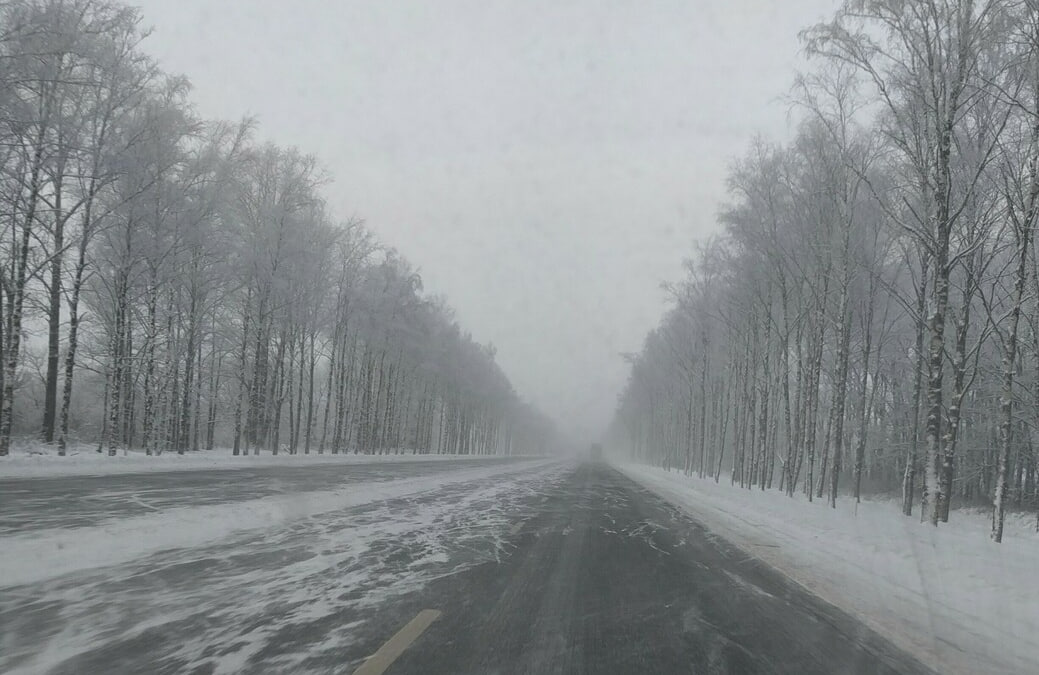 Метель накроет четыре района Сахалина в Новый год Снег и усиление ветра прогнозируются в Сахалинской области Об этом предупреждает Главное региональное управление МЧС со ссылкой на Сахгидромет Так 31 декабря в Поронайском Смирныховском Ногликском и Охинском районах прогнозируется сильный снег ветер 15 20 м с метель Обстановка находится на контроле МЧС  Спасатели рекомендуют жителям соблюдать меры безопасности избегать выхода в море походов в горы и внимательно следить за экстренными предупреждениями   Единый телефон вызова экстренных служб 112   Прислать новость Подписывайся на нас MAX Telegram WhatsApp ВК
