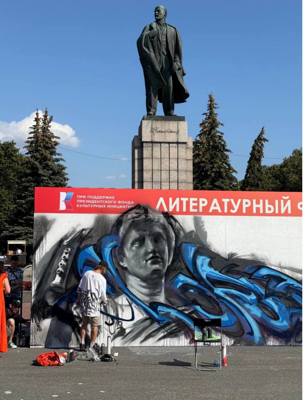 В Ульяновске прошел литературный фестиваль «Литфест».  Сегодня центр города превратился в одну большую творческую площадку.   Локации фестиваля раскинулись по бульвару Новый Венец, Троицкому переулку, возле памятника Влюблённым и у агроуниверситета.  А вы посещали фестиваль?  Фото: «Улпресса»  #КорочеАфиша    Подписаться   Прислать новость