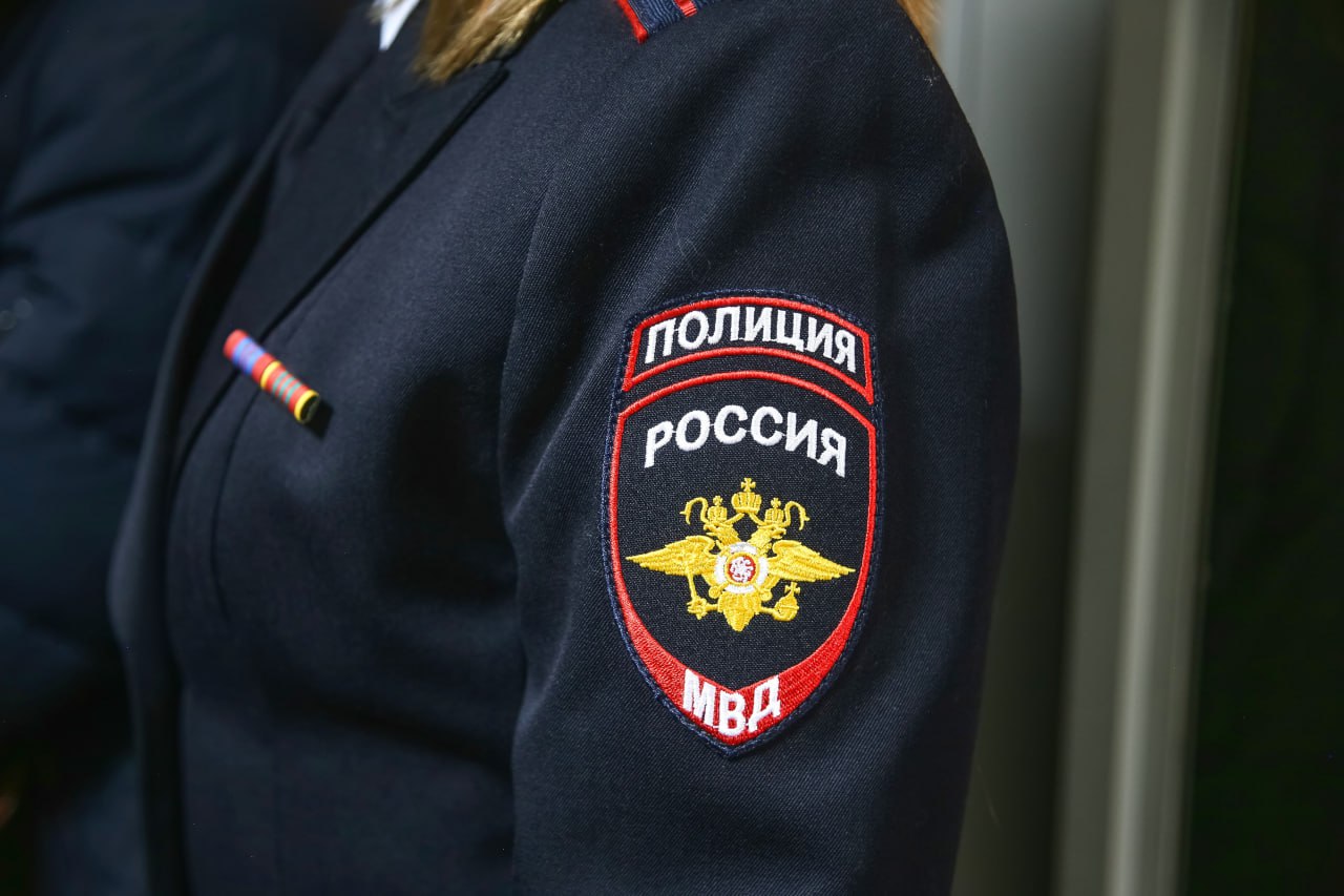 В Канске задержали подозреваемую в пособничестве мошенникам 17 летнюю студентку По версии следствия сотрудничество девушки с преступной группой началось с предложения в соцсетях о легком дистанционном заработке Перейдя по ссылке она связалась с организаторами через мессенджер и согласилась стать дроппером Ее обязанности заключались в приеме денег на свой счет и их последующем переводе на указанные банковские счета За каждую операцию работодатель разрешил ей оставлять себе вознаграждение пять процентов от суммы Проработала студентка всего один день после чего была задержана сотрудниками уголовного розыска За такое короткое время через ее банковскую карту прошло семь транзакций на общую сумму около 35 тысяч рублей Все эти деньги аферисты выманили у жителей Свой заработок их несовершеннолетняя пособница оценила в две тысячи рублей Вот что ей грозит Подписаться на kpkrsk