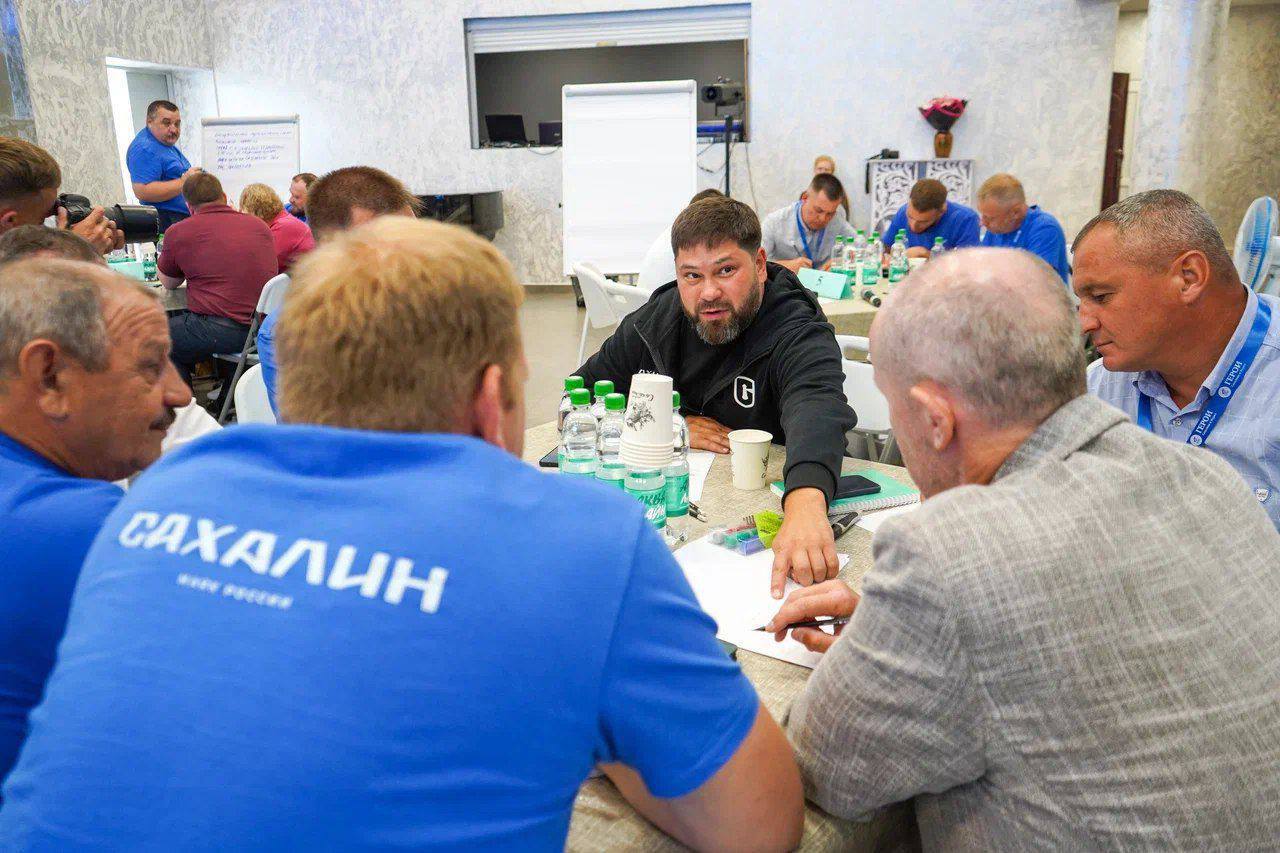 В Корсакове состоялся второй этап образовательной программы «Герои Сахалина и Курил», на котором главы муниципалитетов, в том числе глава Углегорского округа Федор Филин, поделились опытом реализации социальных и управленческих проектов. «Выступил в качестве спикера и поделился опытом нашей муниципальной работы. Навыки и дисциплина военнослужащих, проходящих обучение, обязательно помогут им стать настоящими профессионалами и в гражданской жизни», – сказал глава района Федор Филин. Федор Викторович курирует участника программы от Углегорского района, ветерана боевых действий Станислава Ахтямова, помогая ему освоить систему самоуправления и научиться эффективно решать задачи. Программа, инициированная губернатором Валерием Лимаренко, готовит кадры для региона и открывает лучшим участникам путь в федеральный проект «Время героев», предложенный президентом Владимиром Путиным.