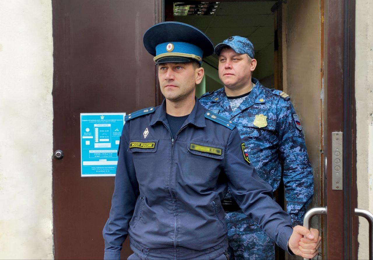Подмосковные приставы взыскали 600 тысяч рублей задолженности по алиментам По решению суда мужчина должен перечислять 20 000 рублей на содержание двоих несовершеннолетних детей ежемесячно. Когда он в очередной раз уволился с официального места работы, начала копиться задолженность — более 600 000 рублей. Гражданин не спешил ее гасить, поэтому судебные приставы запретили регистрационные действия в отношении девяти его автомобилей, четырех автоприцепов, двух жилых домов и земельных участков под ними. Далее они арестовали три грузовых фургона для дальнейшей принудительной реализации. Именно эта мера подтолкнула гражданина погасить задолженность по алиментам в размере более 600 000 рублей и оплатить 66 000 рублей исполнительского сбора. Сейчас судебные приставы продолжают взыскивать текущие алименты уже на одного ребенка, поскольку старший ребенок должника стал совершеннолетним.