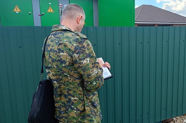 Следователи выясняют обстоятельства гибели электромонтера на подстанции в Волгоградской области Как сообщили V102 RU в СУ СКР по региону трагедия произошла сегодня 12 сентября в хуторе Красногорский Новоаннинского района На данный момент известно что тело мужчины нашли на территории коммерческой организации в хуторе Красногорский Бригада электромонтеров утром прибыла к объекту Один из работников отключил часть подстанции и открыл металлическую дверь секции высоковольтной части подстанции и получил смертельный удар электрическим током Возбуждено уголовное дело