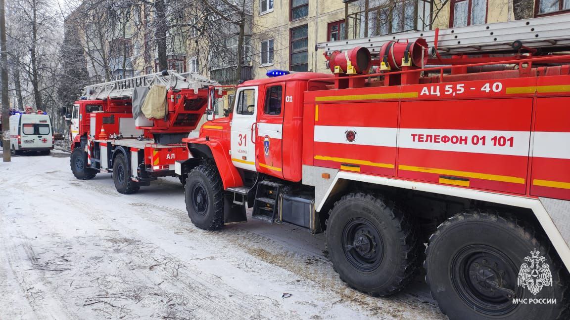 Виновником пожара в квартире стал телевизор  Возгорание произошло в квартире на 4 этаже пятиэтажки на улице Ясная в Щекино. Огнеборцы спасли 1 человека, эвакуировали 10 жителей многоэтажки и оперативно потушили пожар на 2 квадратах. Обошлось без пострадавших. От МЧС России привлекалось 8 человек и 3 единицы техники.   Дознаватель спасательного ведомства установил, что причиной происшествия стал загоревшийся телевизор.  МЧС России напоминает:   следи за исправностью электропроводки и электроприборов, а их ремонт доверяй только профессионалам;   не оставляй без присмотра включенные в сеть электроприборы;   не включай в одну розетку одновременно несколько мощных устройств, перегружая электросеть.    МЧС Тульской области   подписаться