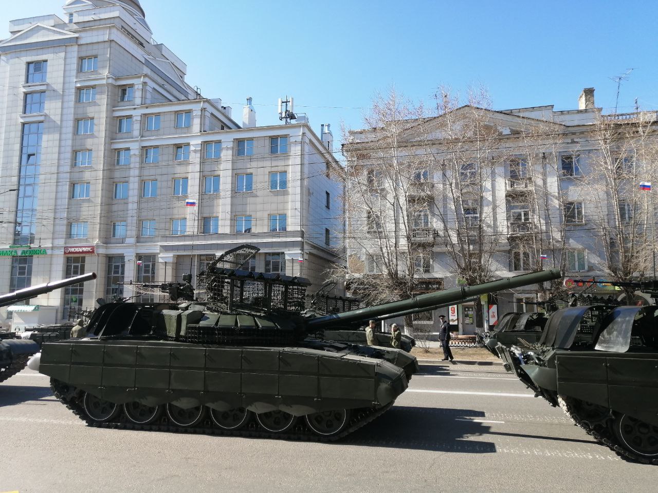 Репетиция парада с участием военной техники началась в Чите В Чите 3 мая началась репетиция 0+ Парада Победы к 9 Мая. Это первый день, когда она проходит с участием не только людей, но и военной техники. "Люди репетируют на площади, а военная техника выстроилась на улице Ленина. На саму площадь людей не пускают, но можно спокойно пройти по тротуару и посмотреть военную технику. В этот раз действительно будут показаны некоторые образцы, которых не было раньше", — рассказал корреспондент. Он также отметил, что на лобовых стеклах некоторых автомобилей размещены фотографии участников Великой Отечественной войны и СВО, как в бессмертном полку. Фото: Анета Абрамченко, ИА ChitaMedia ChitaMedia Забайкальский край