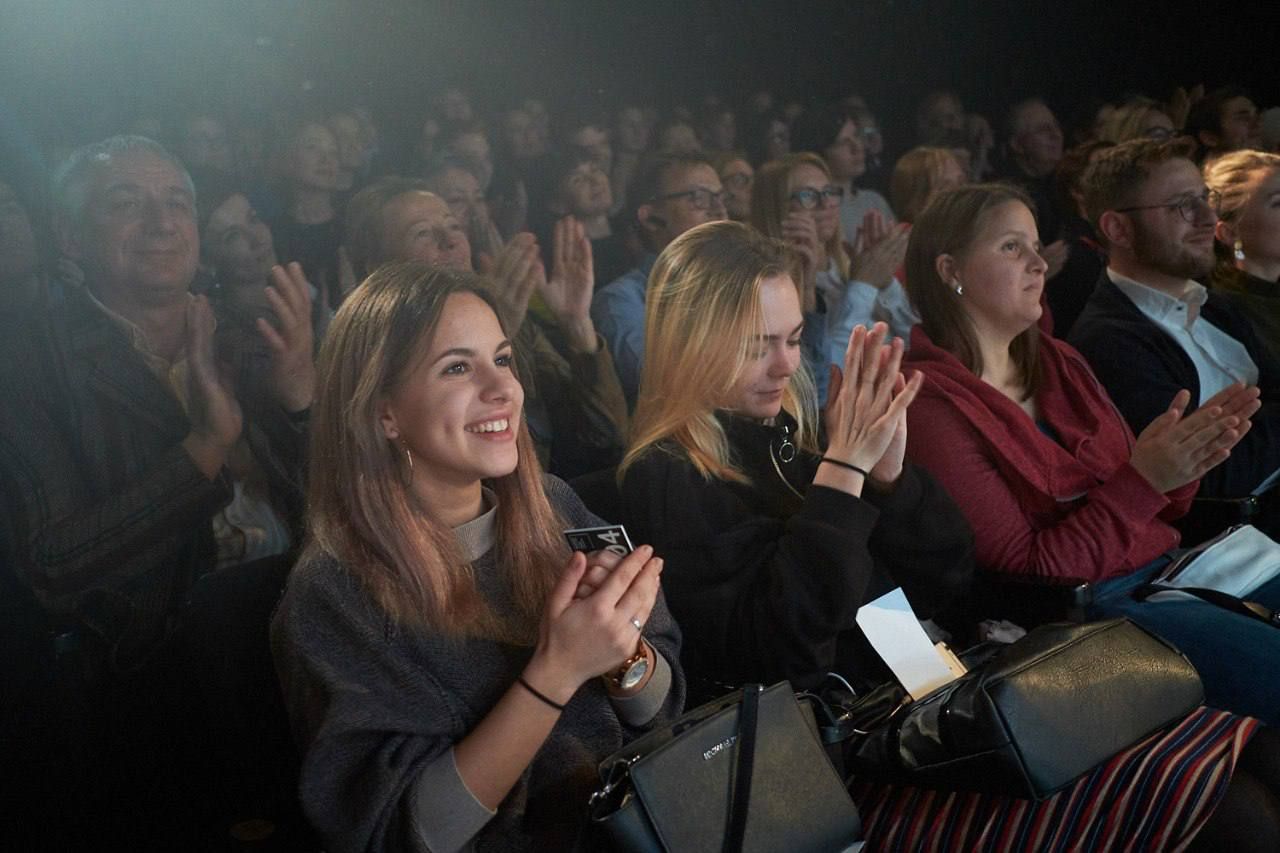 Столичные театры и концертные организации перешли на продажу билетов по новым правилам  Как сообщил руководитель Департамента культуры Москвы Алексей Фурсин, новая система позволит избежать мошенничества при покупке билетов на спектакли и концерты.   Департамент культуры Москвы рекомендует использовать официальные городские ресурсы для приобретения билетов: раздел «Афиша» на mos.ru и сайты учреждений, участвующих в пилотном проекте.