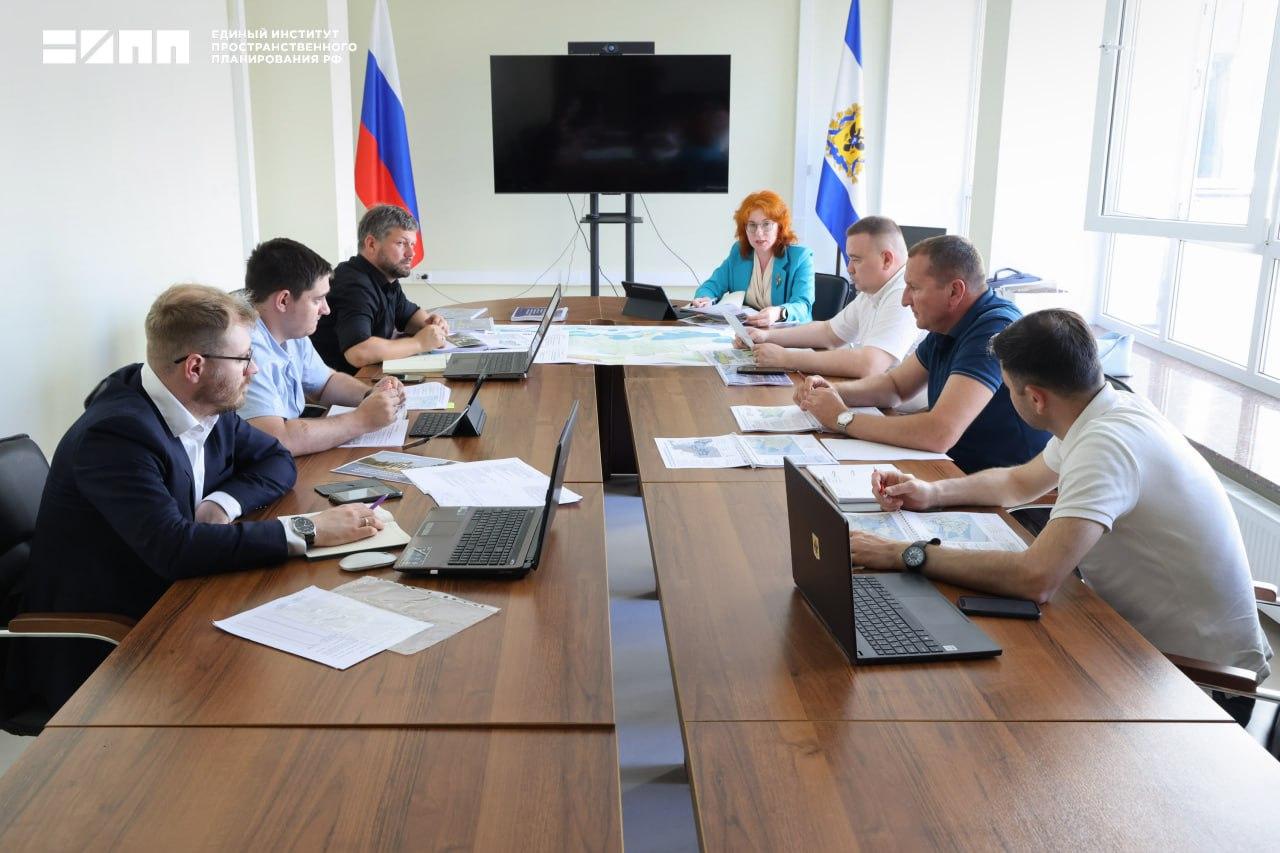 Перспективы развития Голопристанского муниципального округа Херсонской области Заместитель директора ЕИПП РФ Светлана Копнина и глава администрации Голопристанского муниципального округа Херсонской области Виталий Титаренко обсудили перспективы развития муниципалитета. Было рассмотрено предложение по развитию овощеводства и бахчевых на не используемых в настоящее время сельскохозяйственных территориях, формированию логистического хаба, ориентированного на хранение агропродукции. Также обсудили мероприятия по восстановлению двух разрушенных элеваторов, возобновлению добычи песка на местных карьерах. Рассмотрели перспективы развития туризма и необходимые мероприятия по восстановлению туристической инфраструктуры – благоустройство набережной и причала, размещение яхт-клубов и зон для серфинга, а также организацию новых туристических маршрутов. Предлагаемое в будущем возобновление пассажирских перевозок на водном транспорте до соседних муниципальных образований будет способствовать развитию туризма на территории округа в целом. По оценке специалистов, в муниципалитете потребуется масштабная реконструкция изношенных теплосетей, а также восстановление недействующих котельных, которые обслуживали ранее объекты социальной инфраструктуры.